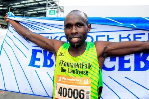 Piepenbrock 20. Dresden Marathon Dickson Kurui (KEN), der Vorjahres Sieger, belegt den zweiten Platz im Marathon, Dresden Sachsen Germany