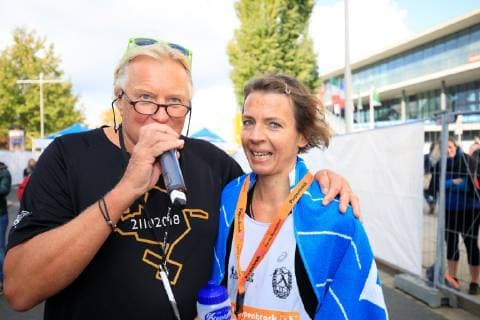 Piepenbrock 20. Dresden Marathon Sandra Boitz ( GER, Leipzig), hie rmit Artur Schmidt, gewinnt den Marathon bei den Frauen, Dresden Sachsen Germany