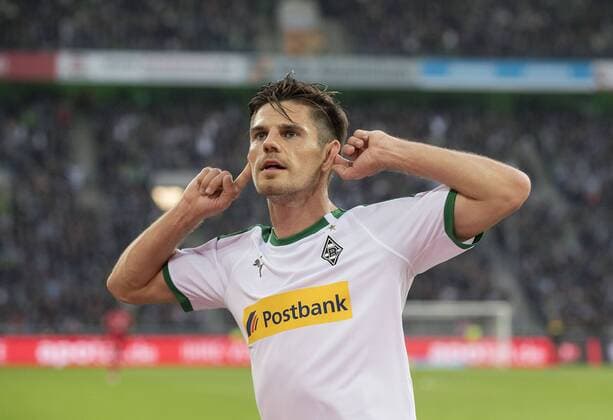 Sport Themen der Woche KW42 Sport Bilder des Tages Jubel Jonas HOFMANN (MG) nach seinem Tor zum 1:0, Gestik, Geste, Hoeren, Ohr, Fussball 1.Bundesliga, 8.Spieltag, Borussia Moenchengladbach (MG) - 1. FSV Mainz 05 (MZ) 4:0, am 21.10.2018 in Moenchengladbach Deutschland. DFL regulations prohibit any use of photographs as image sequences and or quasi-video