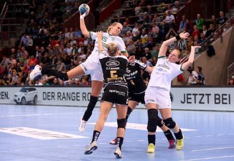 BAU 21.10.2018 Ludwigsburg Handball SG BBM Bietigheim vs. FTC-Rail Cargo Hungaria, Kinga Klivinyi (Hungaria, oben)