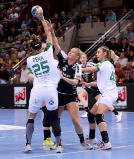 BAU 21.10.2018 Ludwigsburg Handball SG BBM Bietigheim vs. FTC-Rail Cargo Hungaria, v.l. Nerea Pena Abaurrea (Hungaria), Antje Lauenroth (BBM)