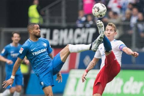 Sidney SAM (li., BO) gegen Lewis HOLTBY (HH), Aktion, Zweikampf, Fussball 2. Bundesliga, 10. Spieltag, Hamburger SV (HH) - VfL Bochum (BO) 0:0, am 21.10.2018 in Hamburg Deutschland. Â *** Sidney SAM li BO vs Lewis HOLTBY HH Action Football 2 Bundesliga 10 Matchday Hamburger SV HH VfL Bochum BO 0 0 on 21 10 2018 in Hamburg Germany Â