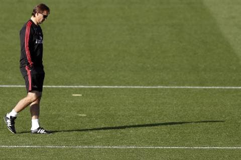 Real Madrid s head coach supervises his players during a training session at the team s Valdebebas Sports City in Madrid, Spain, 22 October 2018. Real Madrid will face Viktoria Plzen in their UEFA Champions League soccer match on 23 October 2018. Training session of Real Madrid !ACHTUNG: NUR REDAKTIONELLE NUTZUNG!  Copyright: xJAVIERxLIZÓNx GRAF1990 20181022-636758087849631619