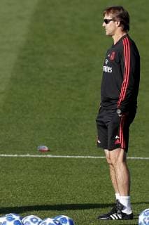 Real Madrid s head coach supervises his players during a training session at the team s Valdebebas Sports City in Madrid, Spain, 22 October 2018. Real Madrid will face Viktoria Plzen in their UEFA Champions League soccer match on 23 October 2018. Training session of Real Madrid !ACHTUNG: NUR REDAKTIONELLE NUTZUNG!  Copyright: xJAVIERxLIZÓNx GRAF1995 20181022-636758088525586976