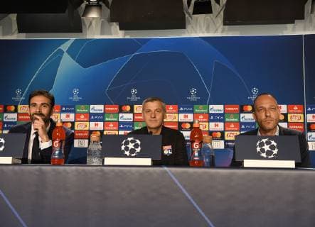 22.10.2018, xmeix, Fussball UEFA Champions League, Pressekonferenz Abschlusstraining TSG 1899 Hoffenheim - Olympique Lyon, emspor, v.l. Olympique Lyons Pressesprecher, Trainer Bruno Genesio (Olympique Lyon), Uebersetzer Daniel Barsan DFL DFB REGULATIONS PROHIBIT ANY USE OF PHOTOGRAPHS as IMAGE SEQUENCES and or QUASI-VIDEO Sinsheim
