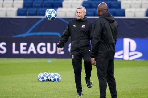 Fußball, CL, Olympique Lyon Training Bruno Genesio (Trainer, Cheftrainer, Lyon), Einzelbild, Aktion, Action, Spielszene, Freude, freundlich, fröhlich, strahlend, optimistisch, am Ball, Fussball, UEFA Champions League, Abschlusstraining Olympique Lyon,