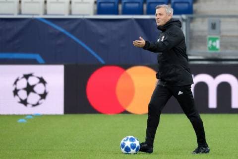 Fußball, CL, Olympique Lyon Training Bruno Genesio (Trainer, Cheftrainer, Lyon), am Ball, Freisteller, Ganzkörper, Einzelbild, Aktion, Action, Spielszene, Freude, freundlich, fröhlich, strahlend, optimistisch, Fussball, UEFA Champions League, Abschlusstraining Olympique Lyon,