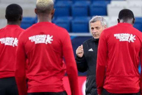 Fußball, CL, Olympique Lyon Training Bruno Genesio (Trainer, Cheftrainer, Lyon) spricht beim Training mit seinen Spielern, Diskussion, Gespräch, gibt Anweisungen, gestikuliert, mit den Armen gestikulieren, gives instructions, gesticulate, Aktion, Action, Fussball, UEFA Champions League, Abschlusstraining Olympique Lyon,