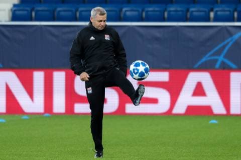 Fußball, CL, Olympique Lyon Training Bruno Genesio (Trainer, Cheftrainer, Lyon), am Ball, Freisteller, Ganzkörper, Einzelbild, Aktion, Action, Spielszene, Fussball, UEFA Champions League, Abschlusstraining Olympique Lyon,