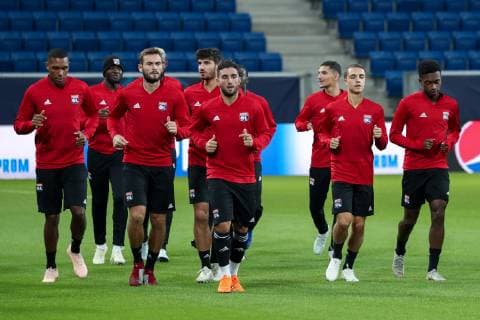 Fußball, CL, Olympique Lyon Training Spieler von Olympique Lyon (Olympique Lyonnais) laufen sich beim Training warm, Warmlaufen, Aufwärmen, Aktion, Action, Fussball, UEFA Champions League, Abschlusstraining Olympique Lyon,