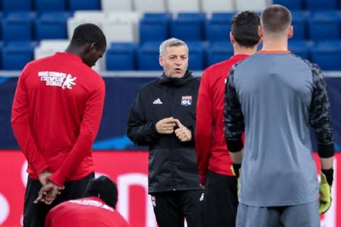 Fußball, CL, Olympique Lyon Training Bruno Genesio (Trainer, Cheftrainer, Lyon) spricht beim Training mit seinen Spielern, Diskussion, Gespräch, gibt Anweisungen, gestikuliert, mit den Armen gestikulieren, gives instructions, gesticulate, Aktion, Action, Fussball, UEFA Champions League, Abschlusstraining Olympique Lyon,