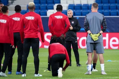 Fußball, CL, Olympique Lyon Training Bruno Genesio (Trainer, Cheftrainer, Lyon) spricht beim Training mit seinen Spielern, Diskussion, Gespräch, gibt Anweisungen, gestikuliert, mit den Armen gestikulieren, gives instructions, gesticulate, Aktion, Action, Fussball, UEFA Champions League, Abschlusstraining Olympique Lyon,