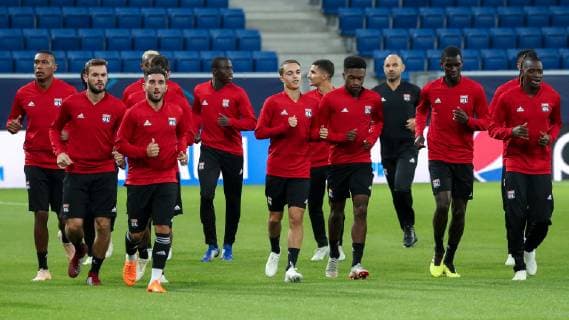 Fußball, CL, Olympique Lyon Training Spieler von Olympique Lyon (Olympique Lyonnais) laufen sich beim Training warm, Warmlaufen, Aufwärmen, Aktion, Action, Fussball, UEFA Champions League, Abschlusstraining Olympique Lyon,