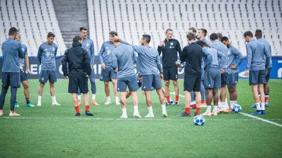 Chef-Trainer Nico Kovac (FC Bayern Muenchen) haelt eine Ansprache zu den Spielern die im Kreis um ihn stehen, Training, AEK Athen vs. FC Bayern Muenchen, Fussball, Vorrunde, Champions League, 22.10.2018 Athen Athen Griechenland