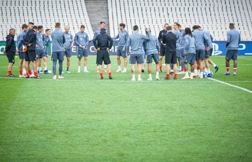 Chef-Trainer Nico Kovac (FC Bayern Muenchen) haelt eine Ansprache zu den Spielern die im Kreis um ihn stehen, Training, AEK Athen vs. FC Bayern Muenchen, Fussball, Vorrunde, Champions League, 22.10.2018 Athen Athen Griechenland