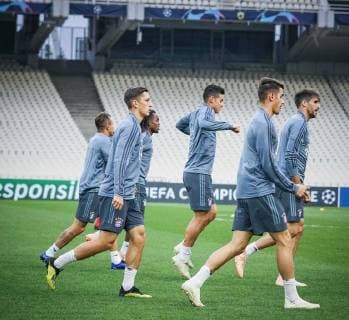die Spieler laufen sich warm, Robert Lewandowski 9 (FC Bayern Muenchen), James Rodriguez 11 (FC Bayern Muenchen) , Javi Martinez 8 (FC Bayern Muenchen), Training, AEK Athen vs. FC Bayern Muenchen, Fussball, Vorrunde, Champions League, 22.10.2018 Athen Athen Griechenland