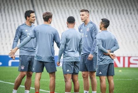 die Spieler stehen zusammen, Mats Hummels 5 (FC Bayern Muenchen), Thomas Mueller 25 (FC Bayern Muenchen), Serge Gnabry 22 (FC Bayern Muenchen), Niklas Suele 4 (FC Bayern Muenchen), Thiago Alcantara 6 (FC Bayern Muenchen), Training, AEK Athen vs. FC Bayern Muenchen, Fussball, Vorrunde, Champions League, 22.10.2018 Athen Athen Griechenland