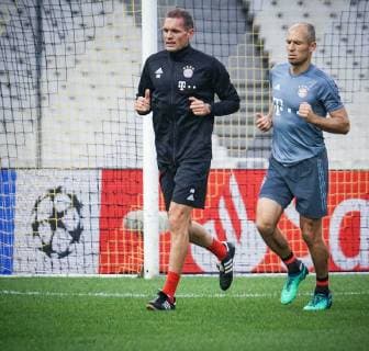 Fitness-Chef Dr. Holger Broich (FC Bayern Muenchen) beim Einzeltraining mit Robert Lewandowski 9 (FC Bayern Muenchen), Training, AEK Athen vs. FC Bayern Muenchen, Fussball, Vorrunde, Champions League, 22.10.2018 Athen Athen Griechenland