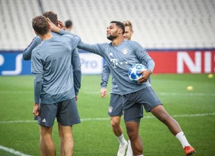 Serge Gnabry 22 (FC Bayern Muenchen) schnippt das Ohr von Mats Hummels 5 (FC Bayern Muenchen), Training, AEK Athen vs. FC Bayern Muenchen, Fussball, Vorrunde, Champions League, 22.10.2018 Athen Athen Griechenland