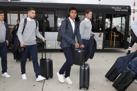 23.10.2018, Fussball, Saison 2018 2019, Champions League, Abflug des FC Schalke 04 nach Istanbul v. l. Suat Serdar (FC Schalke 04), Weston McKennie (FC Schalke 04) Düsseldorf NRW Deutschland