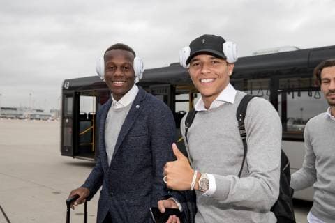 23.10.2018, Fussball, Saison 2018 2019, Champions League, Abflug des FC Schalke 04 nach Istanbul v. l. Hamza Mendyl (FC Schalke 04), Amine Harit (FC Schalke 04) Düsseldorf NRW Deutschland