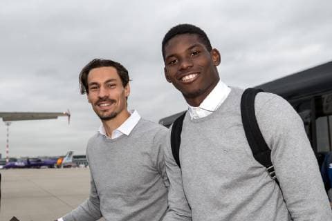 23.10.2018, Fussball, Saison 2018 2019, Champions League, Abflug des FC Schalke 04 nach Istanbul v. l. Benjamin STAMBOULI (FC Schalke 04), Breel EMBOLO (FC Schalke 04) Düsseldorf NRW Deutschland