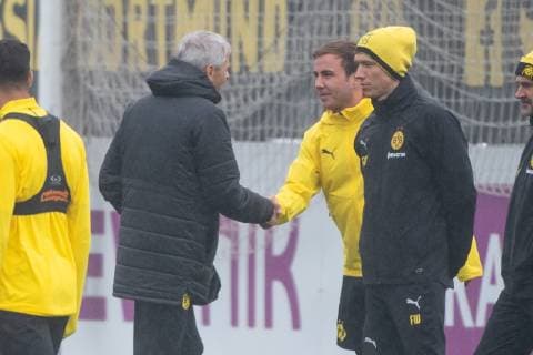23.10.2018, xkvx, Fussball UEFA Champions League, Borussia Dortmund - Training emspor, v.l. Trainer Lucien Favre (BVB Borussia Dortmund), Mario Goetze (BVB Borussia Dortmund) (DFL DFB REGULATIONS PROHIBIT ANY USE OF PHOTOGRAPHS as IMAGE SEQUENCES and or QUASI-VIDEO) Dortmund