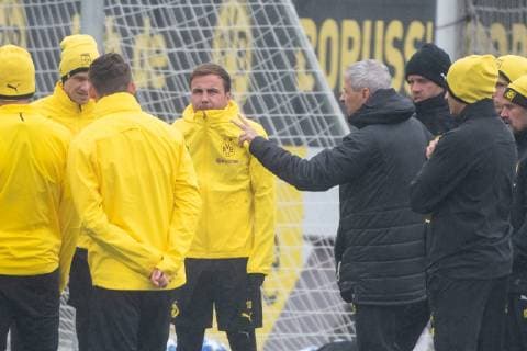 23.10.2018, xkvx, Fussball UEFA Champions League, Borussia Dortmund - Training emspor, v.l. Mannschaftskreis Mario Goetze (BVB Borussia Dortmund), Trainer Lucien Favre (BVB Borussia Dortmund) (DFL DFB REGULATIONS PROHIBIT ANY USE OF PHOTOGRAPHS as IMAGE SEQUENCES and or QUASI-VIDEO) Dortmund