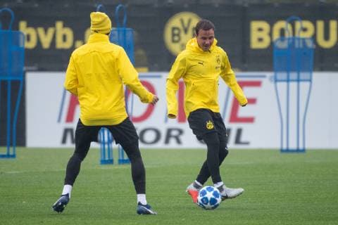 23.10.2018, xkvx, Fussball UEFA Champions League, Borussia Dortmund - Training emspor, v.l. Lukasz Piszczek (BVB Borussia Dortmund), Mario Goetze (BVB Borussia Dortmund) (DFL DFB REGULATIONS PROHIBIT ANY USE OF PHOTOGRAPHS as IMAGE SEQUENCES and or QUASI-VIDEO) Dortmund