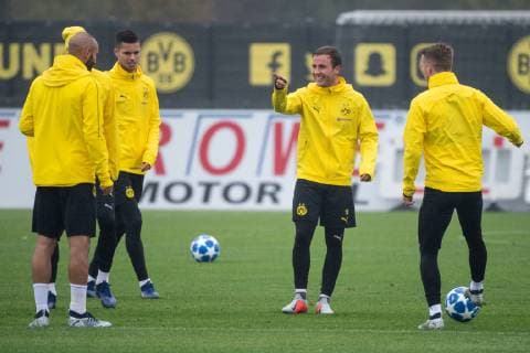 Sport Bilder des Tages 23.10.2018, xkvx, Fussball UEFA Champions League, Borussia Dortmund - Training emspor, v.l. Oemer Toprak (BVB Borussia Dortmund), Mario Goetze (BVB Borussia Dortmund) (DFL DFB REGULATIONS PROHIBIT ANY USE OF PHOTOGRAPHS as IMAGE SEQUENCES and or QUASI-VIDEO) Dortmund