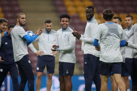 23.10.2018, Fussball, Saison 2018 2019, Champions League, Abschlusstraining und Abschlusstraining des FC Schalke 04 in Istanbul Türkei v. l. Nabil BENTALEB (FC Schalke 04)l, Weston McKennie (FC Schalke 04) Istanbul Türk Telekom Stadyumu Türkei