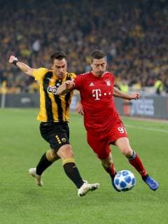 Vaasilis Lampropoulos ( AEK Athens FC 5 ) Robert Lewandowski (FC Bayern Muenchen 9), AEK Athen vs. FC Bayern Muenchen, Fussball, Champions League Gruppenphase, 23.10.2018 AEK Athen vs. FC Bayern Muenchen, Fussball, Champions League Gruppenphase, 23.10.2018 Athen Copyright: xLanger Eibner-Pressefotox EP_HLR