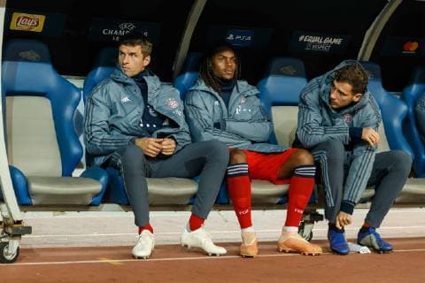 Griechenland, Athen 22.10.2018, UEFA Champions League - 2018 19 Season, Vorrunde, Gruppenphase - Gruppe E - 3. Spieltag, AEK Athen - FC Bayern Muenchen, Thomas Mueller (FCB), Renato Sanches (FCB), Leon Goretzka (FCB) auf der Bank ( DeFodi048