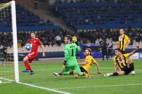 Sport Bilder des Tages AEK Athens v Bayern Munich UEFA Champions League Dmytro Chygrynskiy, Vassilis Barkas and Vassilis Lambropoulos of AEK Athens watch the ball going out during the UEFA Champions League match at Olympic Stadium, Athens Content Not Available For UK Newspapers Copyright: xYannisxHalasx FIL-12443-0017