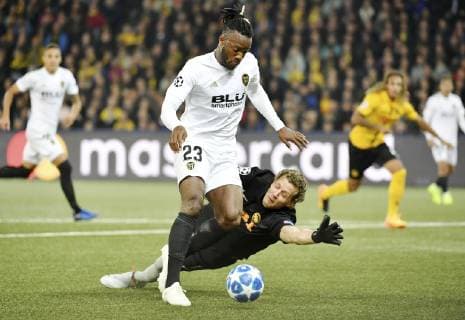 23.10.2018 Bern,Schweiz, Fussball Herren UEFA Champions League BSC Young Boys - Valencia CF Im Bild : Valencias Michy Batshuayi schiesst an Torhueter Marco Woelfli vorbei das 0:1 Gestik Aktion Einzelbild
