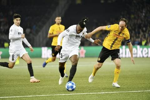 23.10.2018 Bern,Schweiz, Fussball Herren UEFA Champions League BSC Young Boys - Valencia CF Im Bild : Valencias Torschuetze Michy Batshuayi gegen Steve von Bergen (YB)re. Aktion Zweikampf