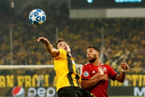 Griechenland, Athen 22.10.2018, UEFA Champions League - 2018 19 Season, Vorrunde, Gruppenphase - Gruppe E - 3. Spieltag, AEK Athen - FC Bayern Muenchen, Ezequiel Ponce (AEK) und Serge Gnabry (FCB) im Zweikampf ( DeFodi048