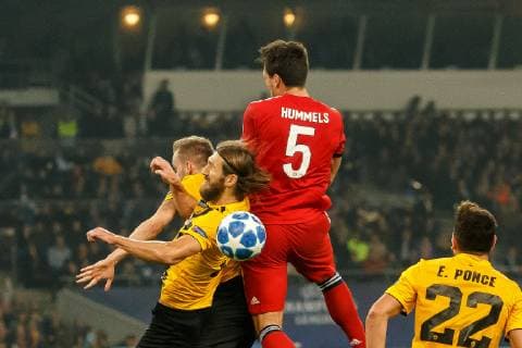 Griechenland, Athen 22.10.2018, UEFA Champions League - 2018 19 Season, Vorrunde, Gruppenphase - Gruppe E - 3. Spieltag, AEK Athen - FC Bayern Muenchen, Dmytro Chygrynskiy (AEK) und Mats Hummels (FCB) im Zweikampf ( DeFodi048