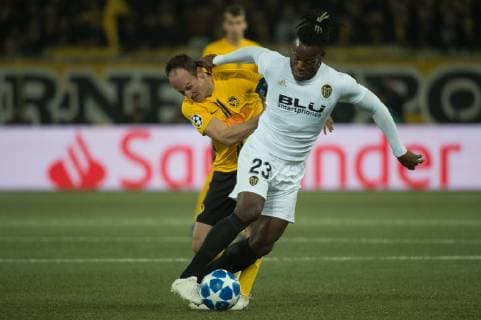 Fussball UCL - BSC Young Boys - FC Valencia Bern, 23.10.2018, Fussball Uefa Championsleague, Saison 2018 2019, BSC Young Boys - FC Valencia, Michy Batshuayi (Valencia) gegen Steve von Bergen (YB).