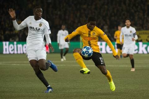 Fussball UCL - BSC Young Boys - FC Valencia Bern, 23.10.2018, Fussball Uefa Championsleague, Saison 2018 2019, BSC Young Boys - FC Valencia, mouctar Diakhaby (Valencia) gegen Roger Assale (YB).