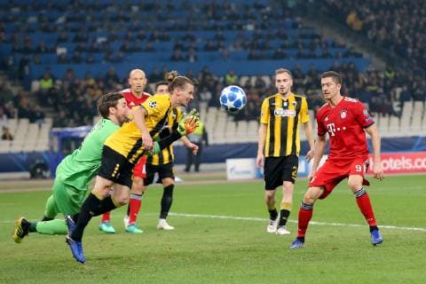 Vassilis Barkas ( AEK Athens FC 1 ) Dmytro Chygrynskiy ( AEK Athens FC 19 ) klaeren vor Robert Lewandowski (FC Bayern Muenchen 9), AEK Athen vs. FC Bayern Muenchen, Fussball, Champions League Gruppenphase, 23.10.2018 AEK Athen vs. FC Bayern Muenchen, Fussball, Champions League Gruppenphase, 23.10.2018 Athen Copyright: xLanger Eibner-Pressefotox EP_HLR