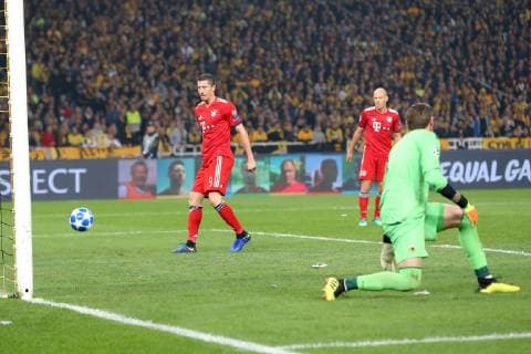 Robert Lewandowski (FC Bayern Muenchen 9) schiesst das 0:2 rechts Vassilis Barkas ( AEK Athens FC 1 ), AEK Athen vs. FC Bayern Muenchen, Fussball, Champions League Gruppenphase, 23.10.2018 AEK Athen vs. FC Bayern Muenchen, Fussball, Champions League Gruppenphase, 23.10.2018 Athen Copyright: xLanger Eibner-Pressefotox EP_HLR