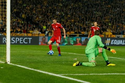 Griechenland, Athen 22.10.2018, UEFA Champions League - 2018 19 Season, Vorrunde, Gruppenphase - Gruppe E - 3. Spieltag, AEK Athen - FC Bayern Muenchen, Tor zum 0:2 Torschuetze Robert Lewandowski (FCB) ( DeFodi048