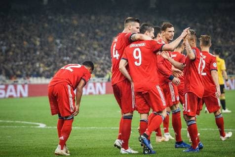 die Mannschaft freut sich ueber das Tor von Javi Martinez 8 (FC Bayern Muenchen)zum 1:0, Serge Gnabry 22 (FC Bayern Muenchen), Niklas Suele 4 (FC Bayern Muenchen), Robert Lewandowski 9 (FC Bayern Muenchen), Leon Goretzka 18 (FC Bayern Muenchen), Rafinha 13 (FC Bayern Muenchen), AEK Athen vs. FC Bayern Muenchen, Fussball, Vorrunde, Champions League, 23.10.2018 Athen Athen Griechenland