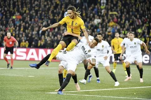 23.10.2018 Bern,Schweiz, Fussball Herren UEFA Champions League BSC Young Boys - Valencia CF Im Bild : Kevin Mbabu (YB) auf Rodrigo (Valencia) Gestik Aktion Zweikampf