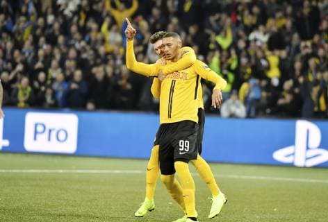23.10.2018 Bern,Schweiz, Fussball Herren UEFA Champions League BSC Young Boys - Valencia CF Im Bild : Torjubel (YB) Guillaume Hoarau vorne und Christian Fassnacht Gestik Aktion