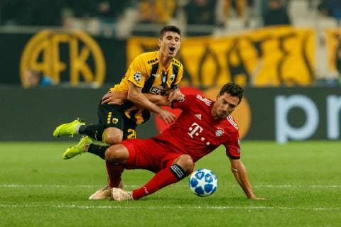 Griechenland, Athen 22.10.2018, UEFA Champions League - 2018 19 Season, Vorrunde, Gruppenphase - Gruppe E - 3. Spieltag, AEK Athen - FC Bayern Muenchen, Petros Mantalos (AEK) und Mats Hummels (FCB) im Zweikampf ( DeFodi048