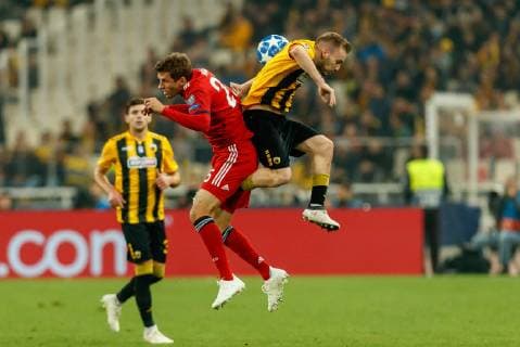 Griechenland, Athen 22.10.2018, UEFA Champions League - 2018 19 Season, Vorrunde, Gruppenphase - Gruppe E - 3. Spieltag, AEK Athen - FC Bayern Muenchen, Thomas Mueller (FCB) und Michalis Bakakis (AEK) im Zweikampf ( DeFodi048