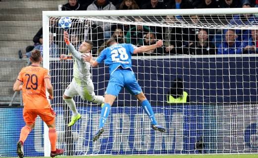 Deutschland, Sinsheim, WIRSOL Rhein-Neckar-Arena, 23.10.2018, Fussball - Champions League - TSG Hoffenheim - Olympique Lyon Bild: v. l. Lucas Tousart (Olympique Lyon, 29), Torwart Anthony Lopes (Olympique Lyon, 1) und Adam Szalai (TSG 1899 Hoffenheim, 28) Copyright: HMBxMedia xHeikoxBecker