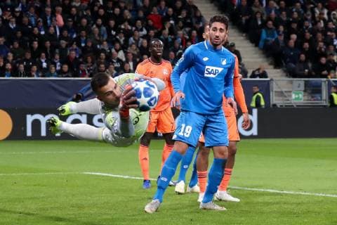 v.li.: Anthony Lopes (Torwart, Lyon, 1), Ishak Belfodil (Hoffenheim, 19), Aktion, Action, Spielszene, pariert den Ball, Parade, Glanzparade, hält den Ball, Highlight, Fussball, UEFA Champions League, TSG 1899 Hoffenheim - Olympique Lyon,